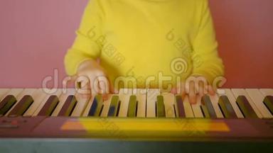 幼儿学习弹钢琴.